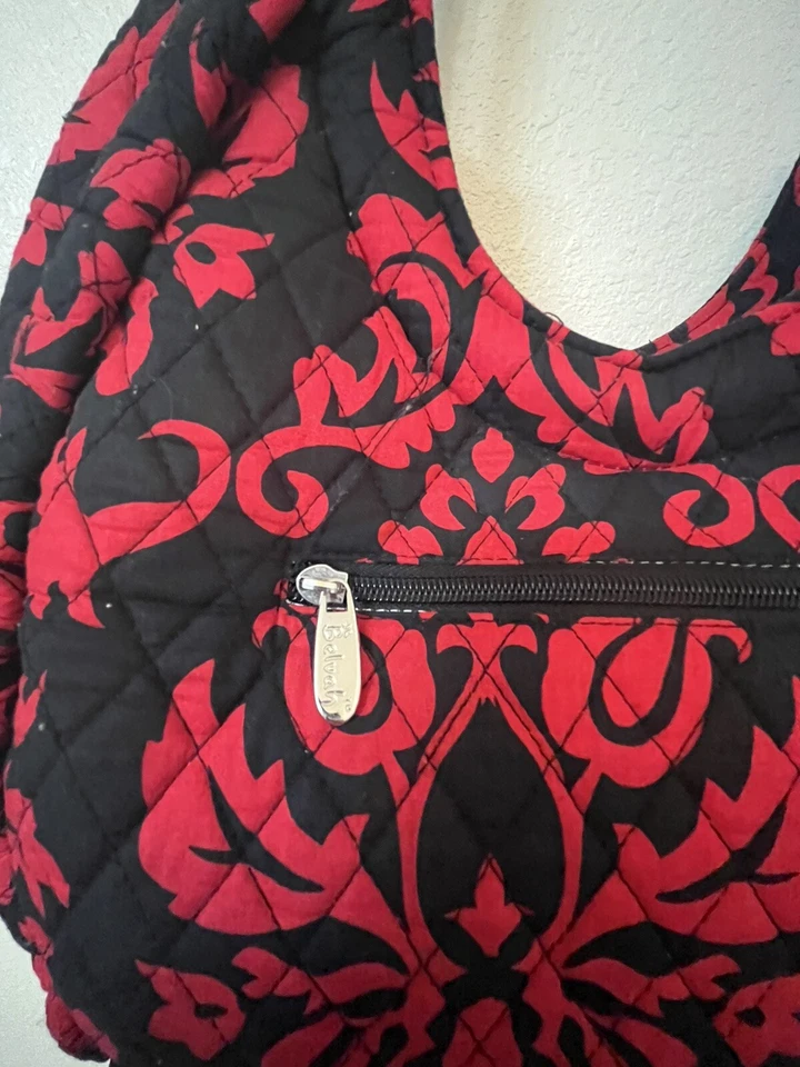 Bolsa de ombro acolchoada Belvah preta e vermelha floral. - Imagem 3 de 4