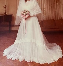 Vintage 70s Wedding Dress approx. size 12 , includes veil, pristine condition