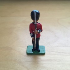 BRITAINS VINTAGE NO.40107 SCOTS GUARDS CORPORAL PRESENT ARMS