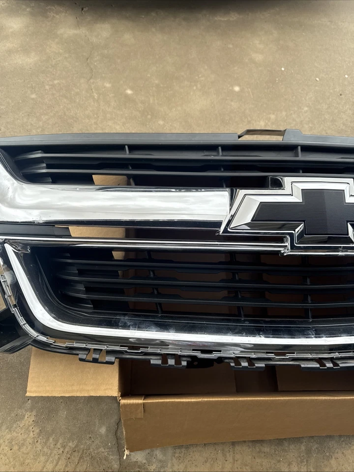 Conjunto de rejilla de radiador cromado GM 84408363 OEM Chevrolet Colorado 2015-2020 Foto 4 de 4