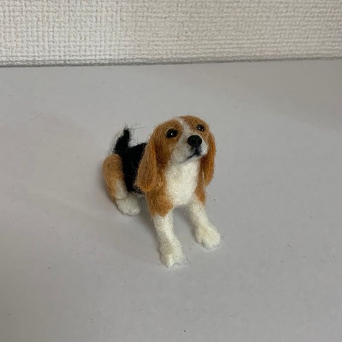 Handmade Needle Felt Beagle Dog Figurine – Wool Felt Ornament, Realistic & Cute - Picture 3 of 8