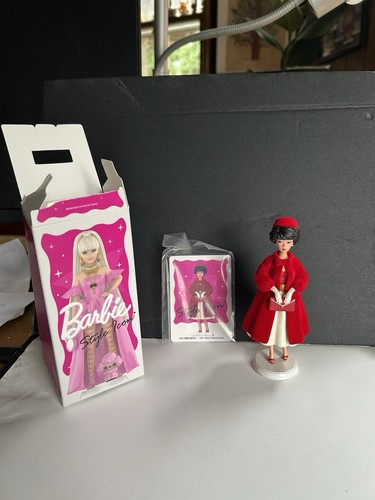 Pop Mart Barbie Style Icon Series Figur 1961 Silken Flame Barbie Lesen