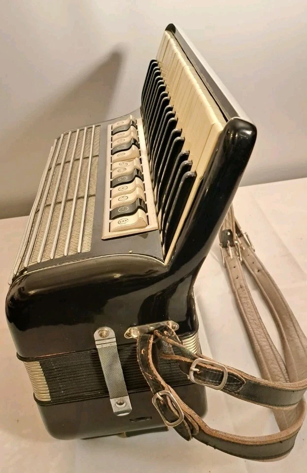 HOHNER  AKKORDEON   TANGO  VM    120 B  4 chörig    MUSETTE    spielbereit   !!! - Bild 3 von 4
