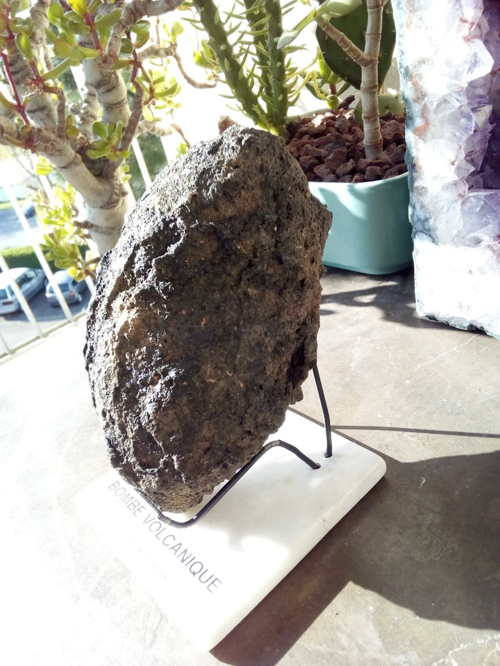 roche volcanique *bombe en fuseau* de par sa forme ☺ sur socle en marbre - Photo 4/4