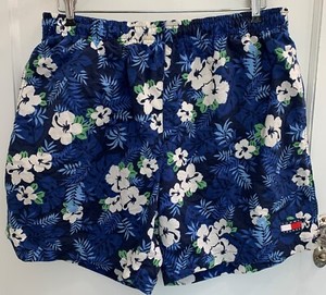 MEN’S TOMMY HILIFIGER SWIM TRUNKS (HAWAIIAN PRINT), SIZE L, 6 ½” INSEAM.