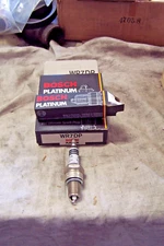 BOSCH SPARK PLUG PLATINUM WR7DP**NLA** SELLING AS A SET OF (4)