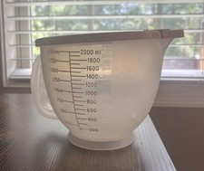 VTG TUPPERWARE Mix N Store 8 Cup 2 Qt Measuring Bowl Pitcher with Lid