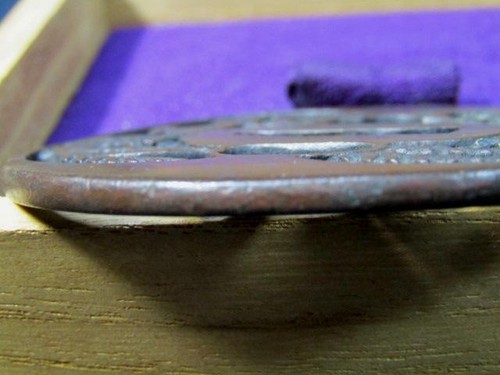 Japanese katana tsuba with wooden box – Traditional Samurai sword fitting - Picture 10 of 12