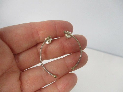 ARTISAN SUE BROWN GORDON STERLING SILVER BALL CURVED WIRE EARRINGS 1 1/4" - Picture 2 of 2
