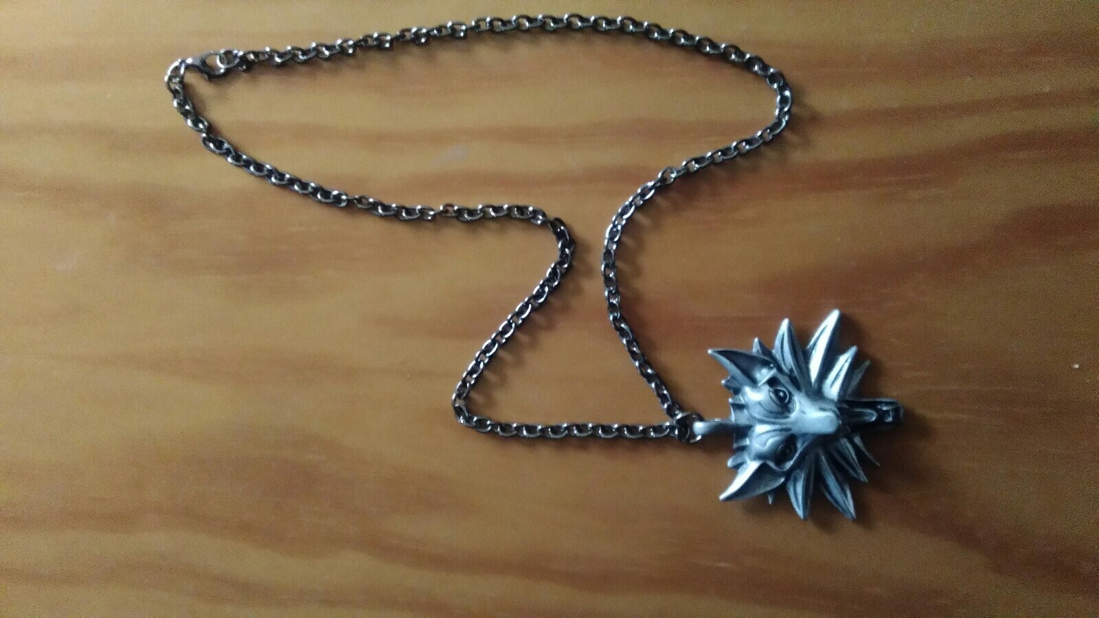 Colgante de The Witcher 3 lobo de metal con cadena nuevo