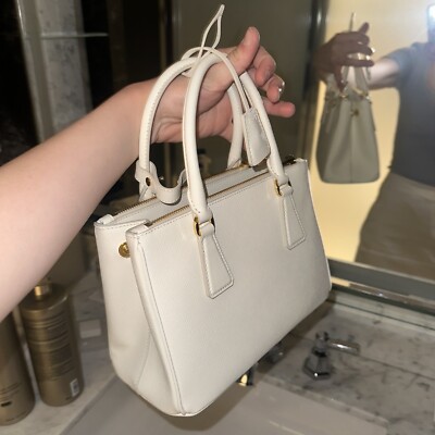 プラダPRADA ガレリア　サフィアーノミニバッグ　ホワイト BRAND NEW] Authentic Prada White Saffiano Mini Galleria Bag w