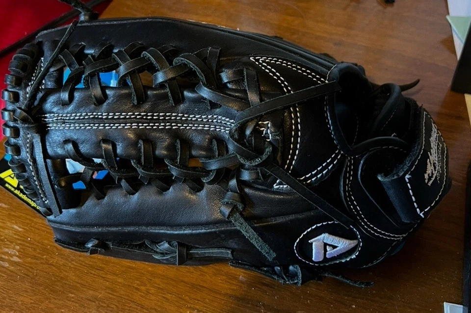 Guante para zurdos Akadema Prodigy Youth Fastpitch Series modelo AJB74 Foto 3 de 4