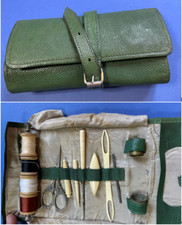 Nécessaire de couture - étui en cuir vert - ciseaux, porte-aiguilles, dés