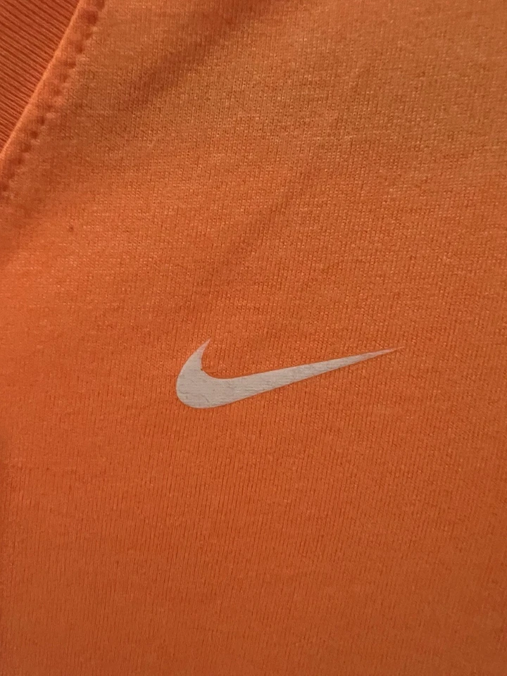 Camiseta deportiva Nike Dri-Fit naranja con cuello en V para mujer mediana Foto 2 de 3