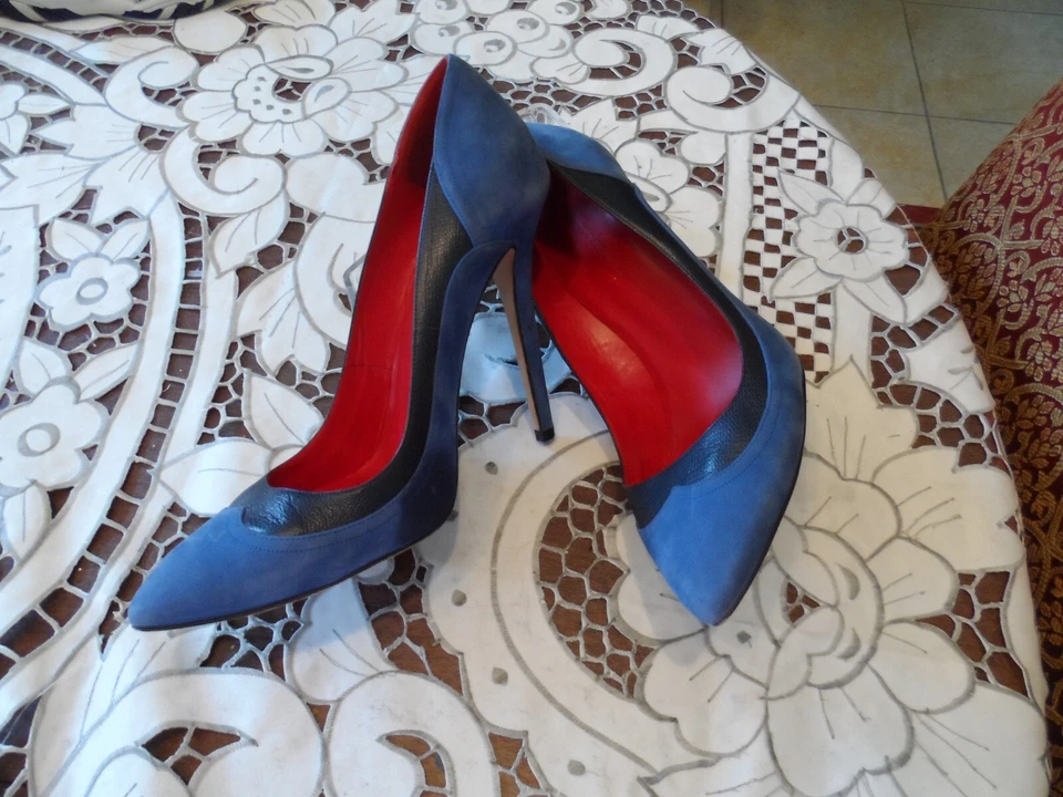 Carolina Herrera Blue Suede Pumps W/ Black Leather Trim Detail Size 10 - Image 4 of 4