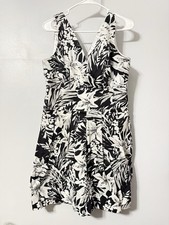 White House Black Market Sleevless Dress Floral Black And White Size 10