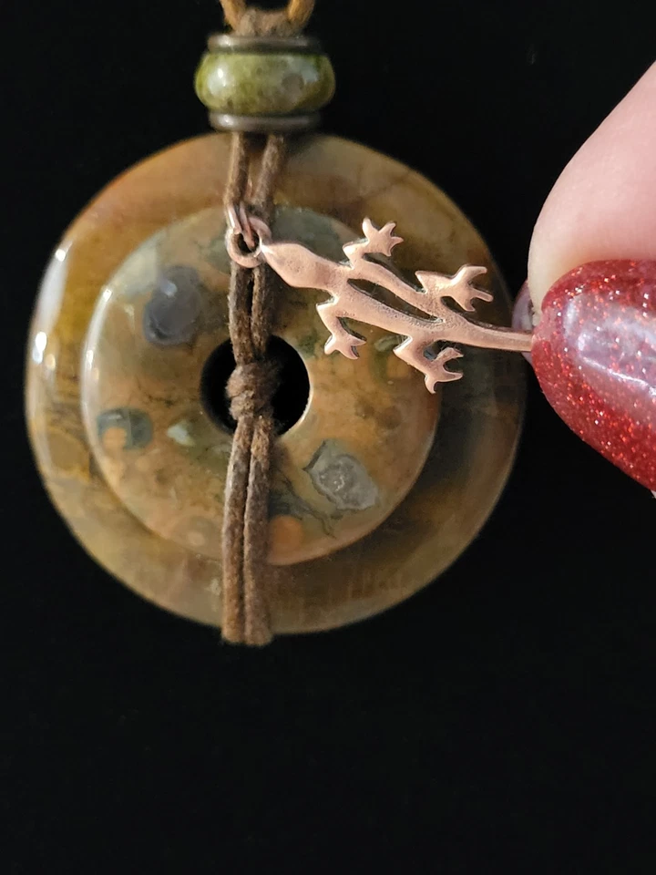 Colar Southwestern apresenta dois pingentes de jaspe oceânico e lagartixa de cobre. - Imagem 4 de 4