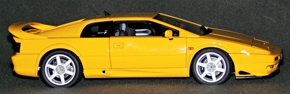 Lotus Esprit Turbo V8 1996 escala 1/18 en amarillo AutoArt - Usado - Como nuevo Foto 3 de 4
