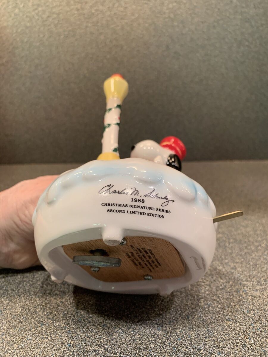 WILLITTS SNOOPY Music Box, Christmas 1988, Plays God Rest Ye Merry Gentlemen WILLITTS SNOOPY Music Box, Christmas 1988, Plays God Rest Ye Merry Gentlemen