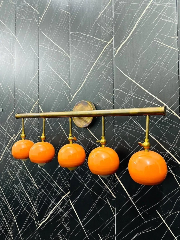 Lámpara de pared moderna Mid-Century de latón de 5 luces | Aplique de espejo de tocador Foto 4 de 4