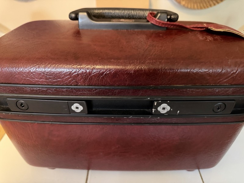 1960s Vintage Samsonite Hard carry on train suit case cosmetic & make-up w/ keys