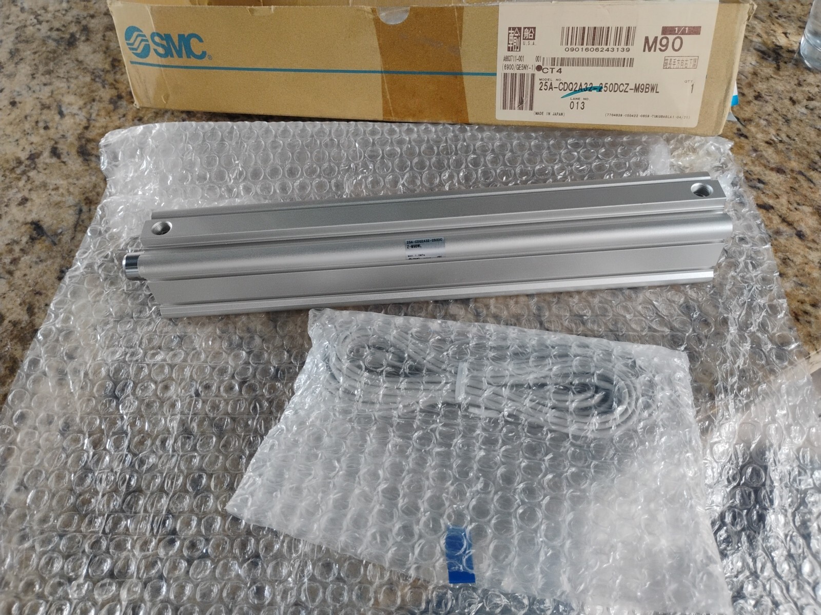 SMC CDQ2A32-250DCZ- M9BWL-