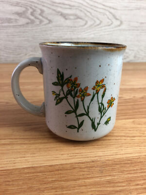 Weiß gesprenkelter Becher mit orangem Blumenmuster Made in England 