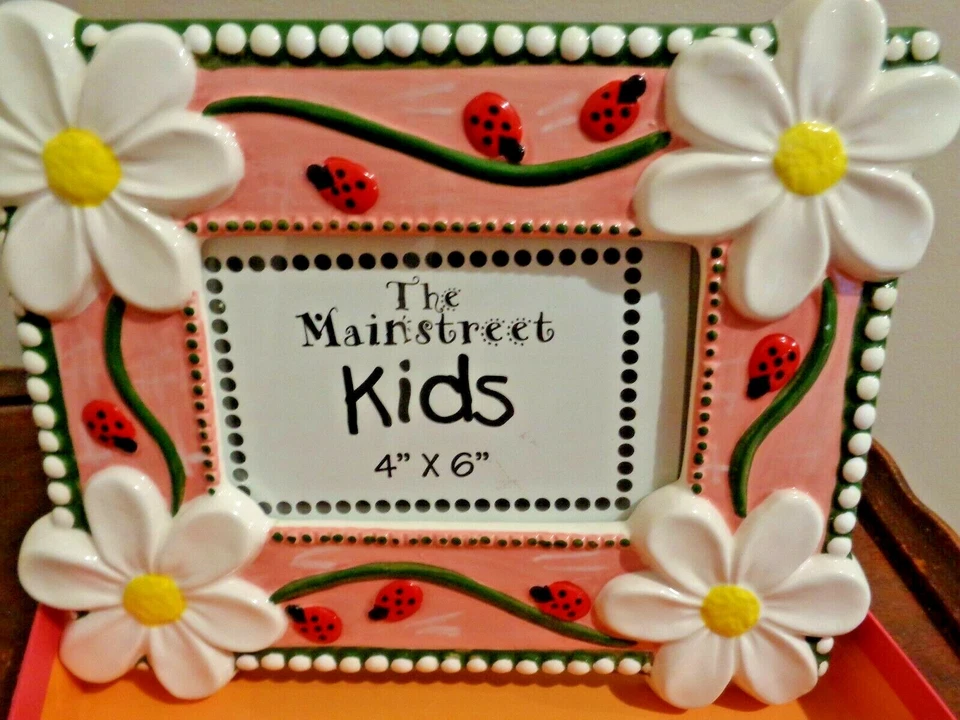 Marco de fotos de porcelana rosa Mainstreet para niños con flor de margarita para fotos de 4 x6 Foto 4 de 4