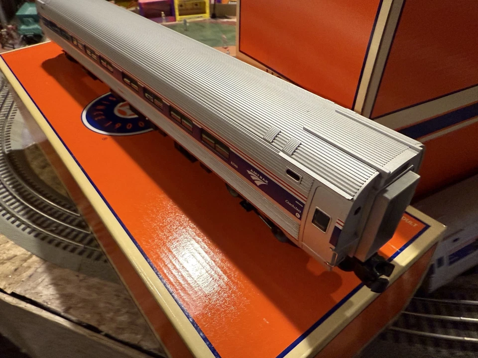 Lionel Amtrak 18 英寸现代 Streamliner Coach 汽车 - 3 件套 - 35432 35430 35431 — 第 3/4 张图片