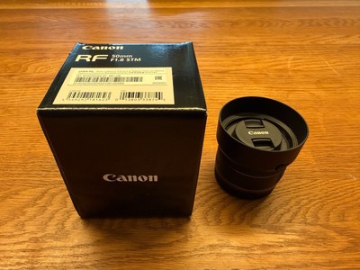 Canon RF 50mm F1.8 STM Objektiv mit Gegenlichtblende ES-65B