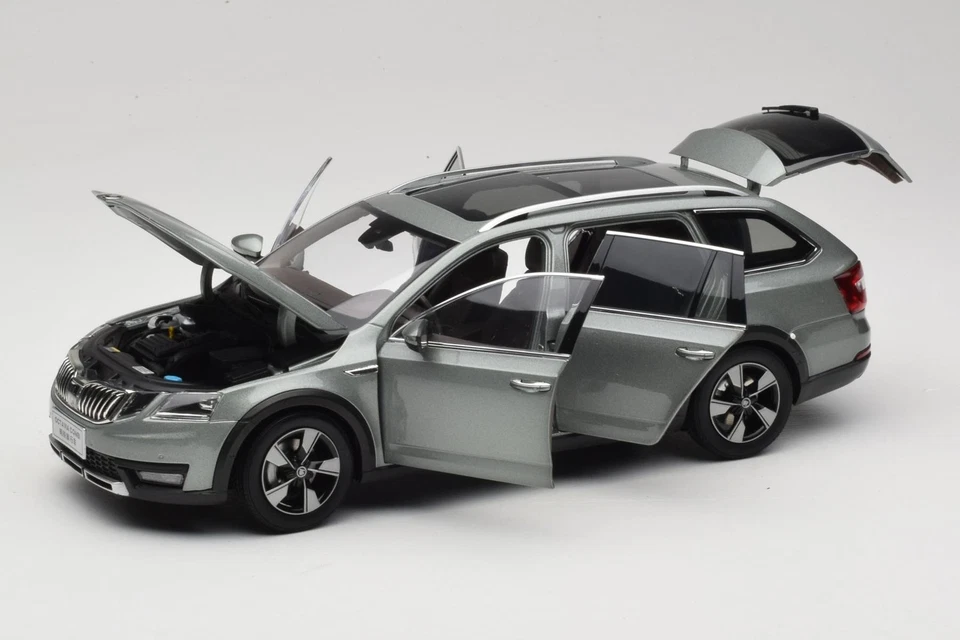 ZMR000005GRU Skoda Octavia Combi Green Paudi Model 1:18 - Imagen 2 de 4