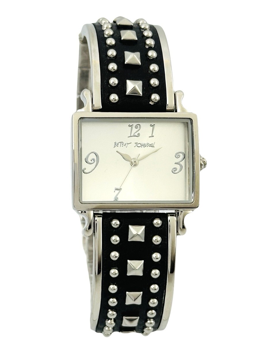 Betsey Johnson ベッツィージョンソン パンダフェイス腕時計 レザー Betsey Johnson Women's BJ4050 Leather and Grommet Silver Studded