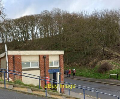 Foto 6x4 Filey, Ravine Road PC Es gibt einen Benchmark in den Ziegel geschnitten w c2021