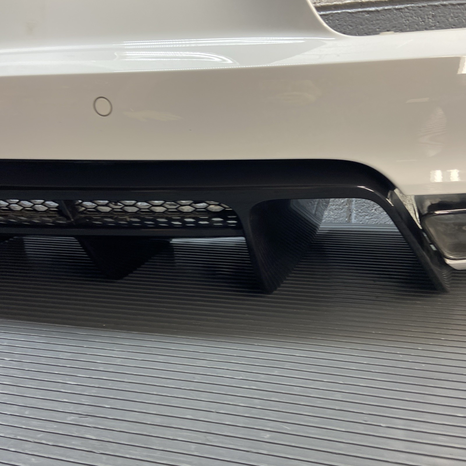 2017-2018 Audi R8 4S V10 Rear Bumper Cover W/ Diffuser White LS9C OEM *NOTE*