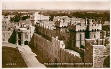 WINDSOR CASTLE THE SOVREIGNS ENTRANCE - POSTCARD
