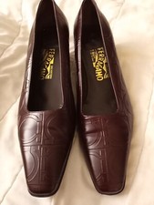 SALVATORE FERRAGAMO GANCINI PRINT MONOGRAM BROWN LEATHER PUMPS SHOES 9-1/2 B