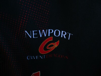 Alt Rugby Trikot NEWPORT Dragons Gilbert Dedicadé durch Die