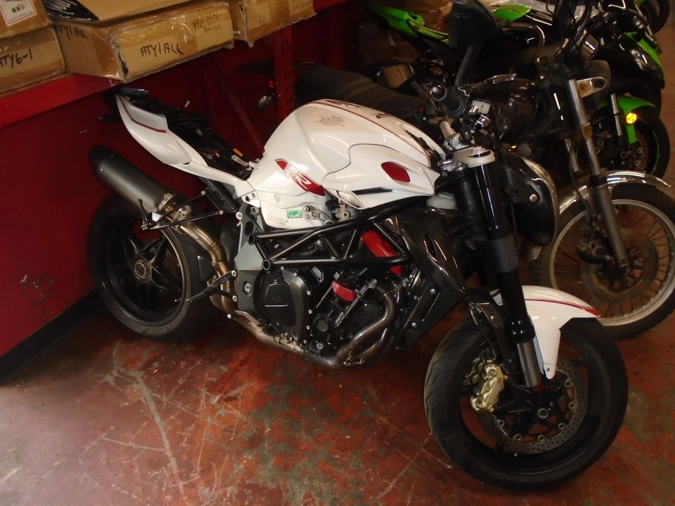 2013 MV Agusta Brutale 1090 R 1090R 车头灯支架完美 — 第 2/4 张图片