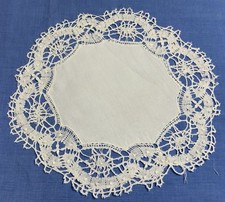 Centrino rotondo vintage, centro massiccio con bordi in pizzo, disegno floreale, bianco