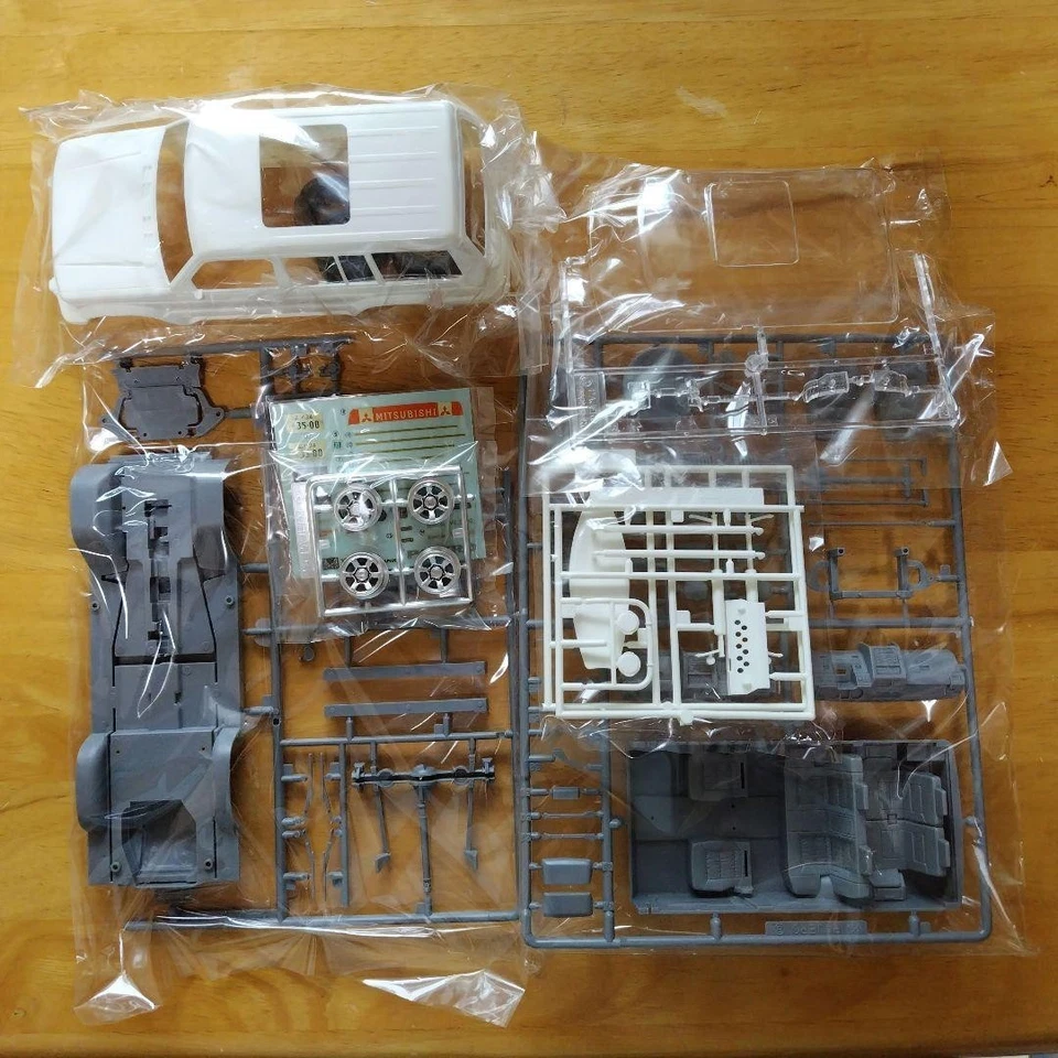 Modellino auto giocattolo Mitsubishi Pajero Full Option scala 124 inutilizzato - Immagine 4 di 4