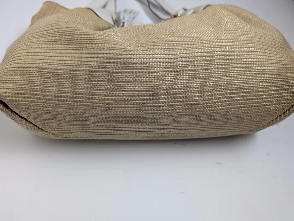 Bolso de hombro Michael Kors de cuero de paja con adornos blancos herrajes dorados logotipo MK Foto 2 de 4