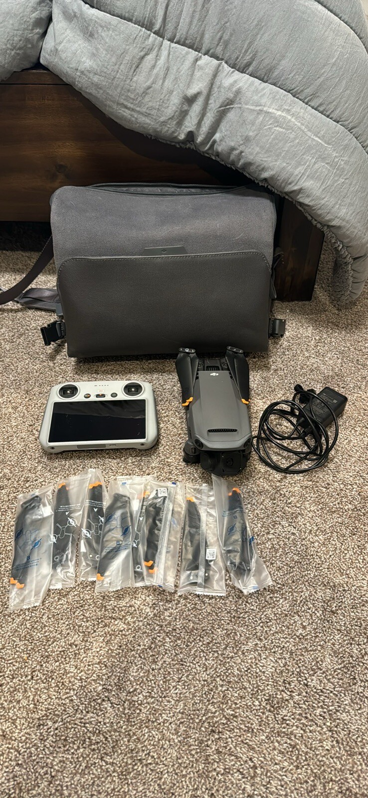 DJI Mavic 3 Classic Camera Drone (with RC Remote) - Gray-image