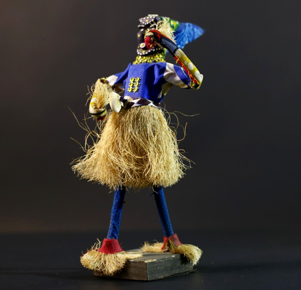 Figura de bailarina africana disfraz de mascarada tribal con cowrie - arte po...