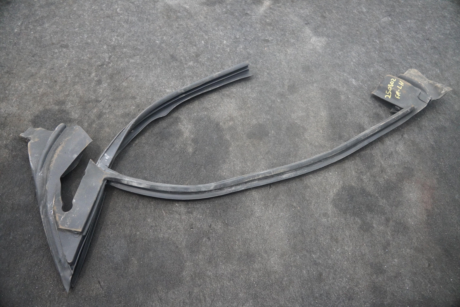 Front Left Door Window Weather Strip Seal Gasket 4ML837479A Lamborghini Urus