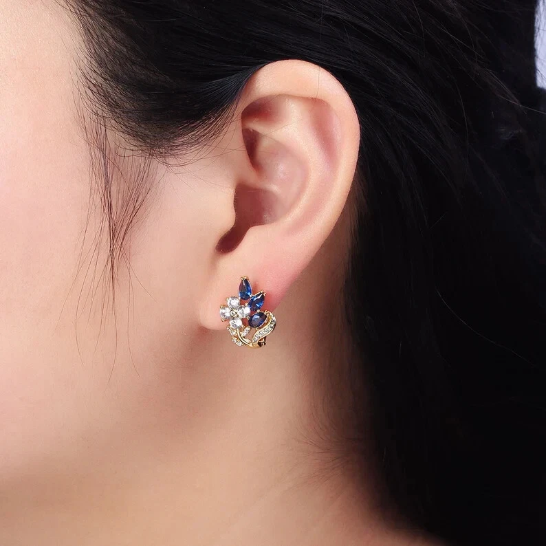 Pendientes tipo argolla con flores de zafiro simulado de pera de 2 quilates para mujer enchapados en oro amarillo de 14 k Foto 4 de 4