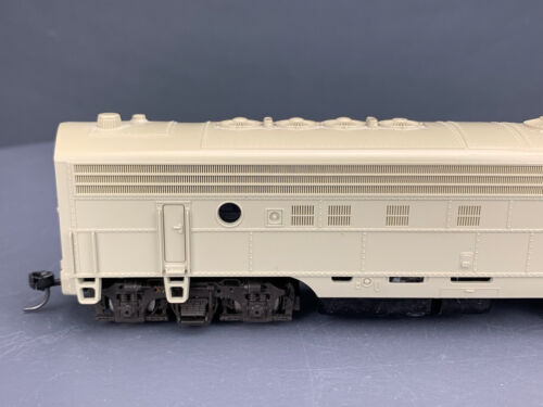 HO Atlas 8301 FP7 Locomotive Undecorated N/DYN -2HL Tan W/KD’s HO5910 - Picture 4 of 8