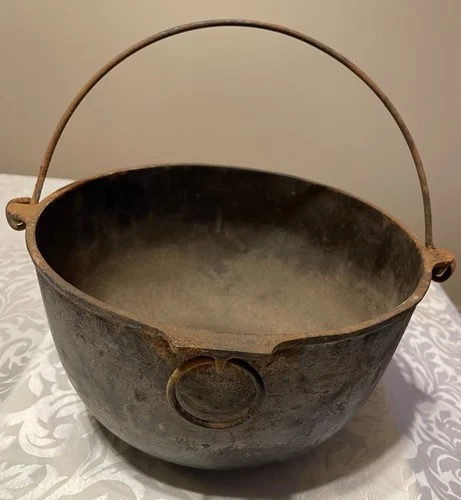 Genuine Griswold cast iron pot 9.5 x5.5 with heat ring and bail handle