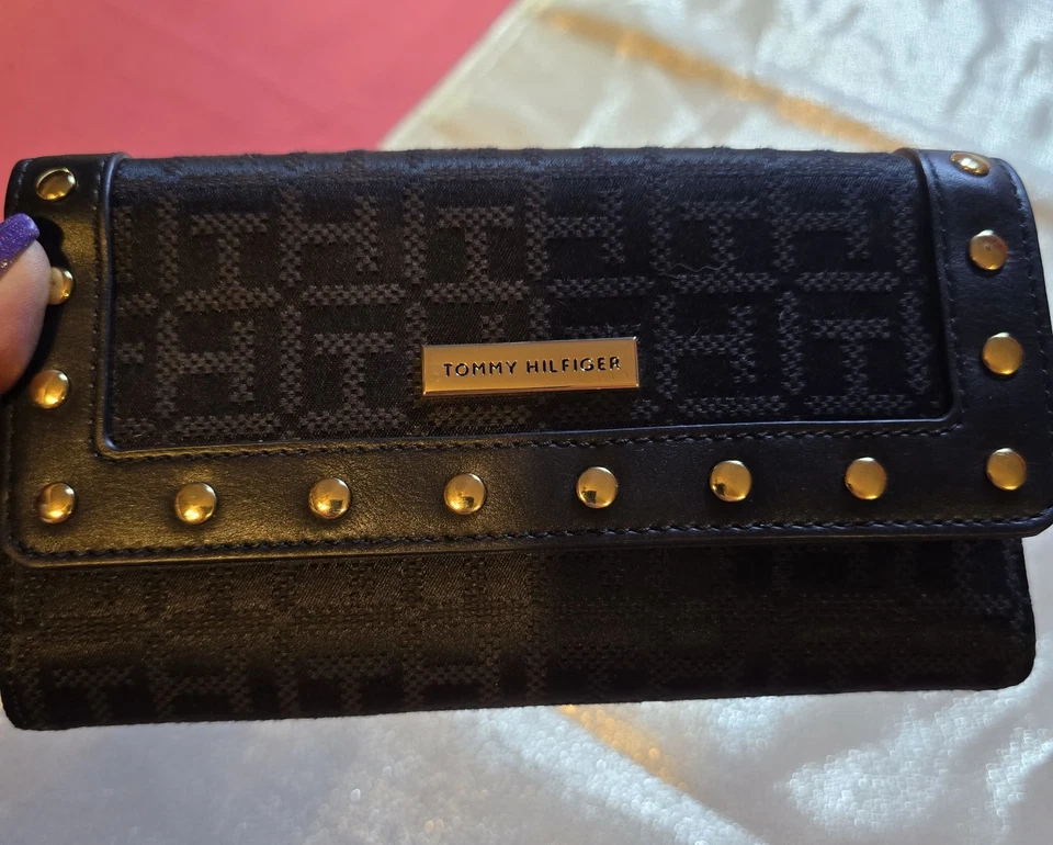 Cartera Tommy Hilfiger negra con tachuelas doradas con logotipo ¡NUEVA SIN ETIQUETAS PRECIOSA! Foto 2 de 4