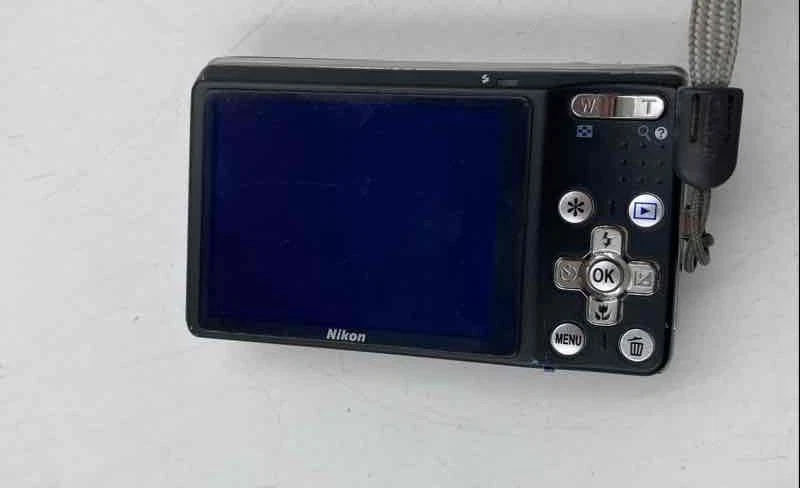 Nikon Coolpix S560 10MP Point & Shoot Digital Camera With Bag & Accessories - Image 3 of 4