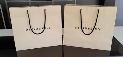 Zwei leere Burberry Geschenktüten 14 1/2'' x 12 1/2'' beige mit schwarzem Schriftzug 